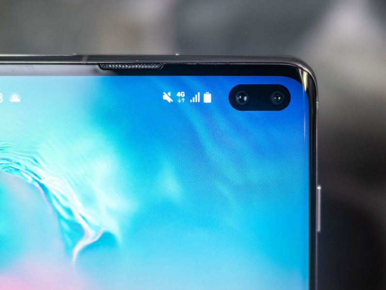 This app turns your Samsung Galaxy S10s camera cutout into a nifty battery monitor