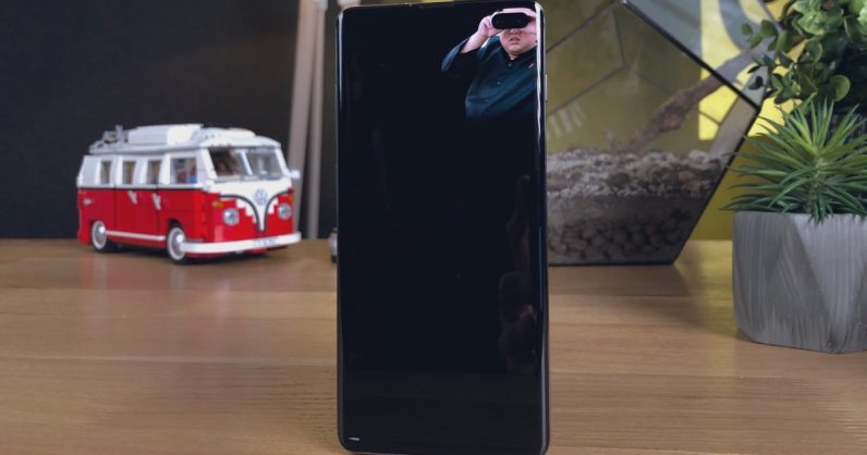This app collects wallpapers designed to hide Samsung Galaxy S10s camera