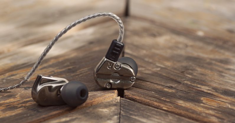 RevoNexts outstanding $30 earphones make the wired/wireless switch a breeze