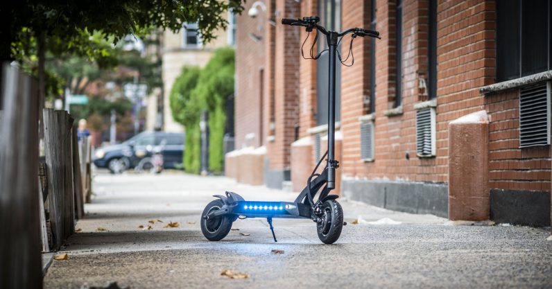 Review: FluidFreeRides Mantis is a 40 mph e-scooter that feels as safe as a bike