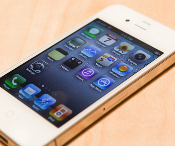 iPhone security bug allows calls on locked phones