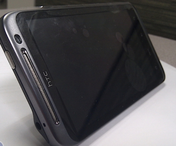 Incredible HD Pictured With Verizon LTE, New HTC Sense