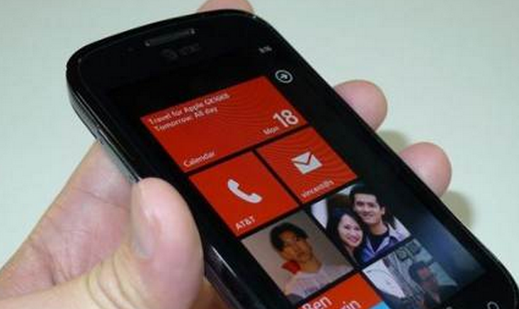Microsoft handing out free Windows Phone 7 handsets to hackers
