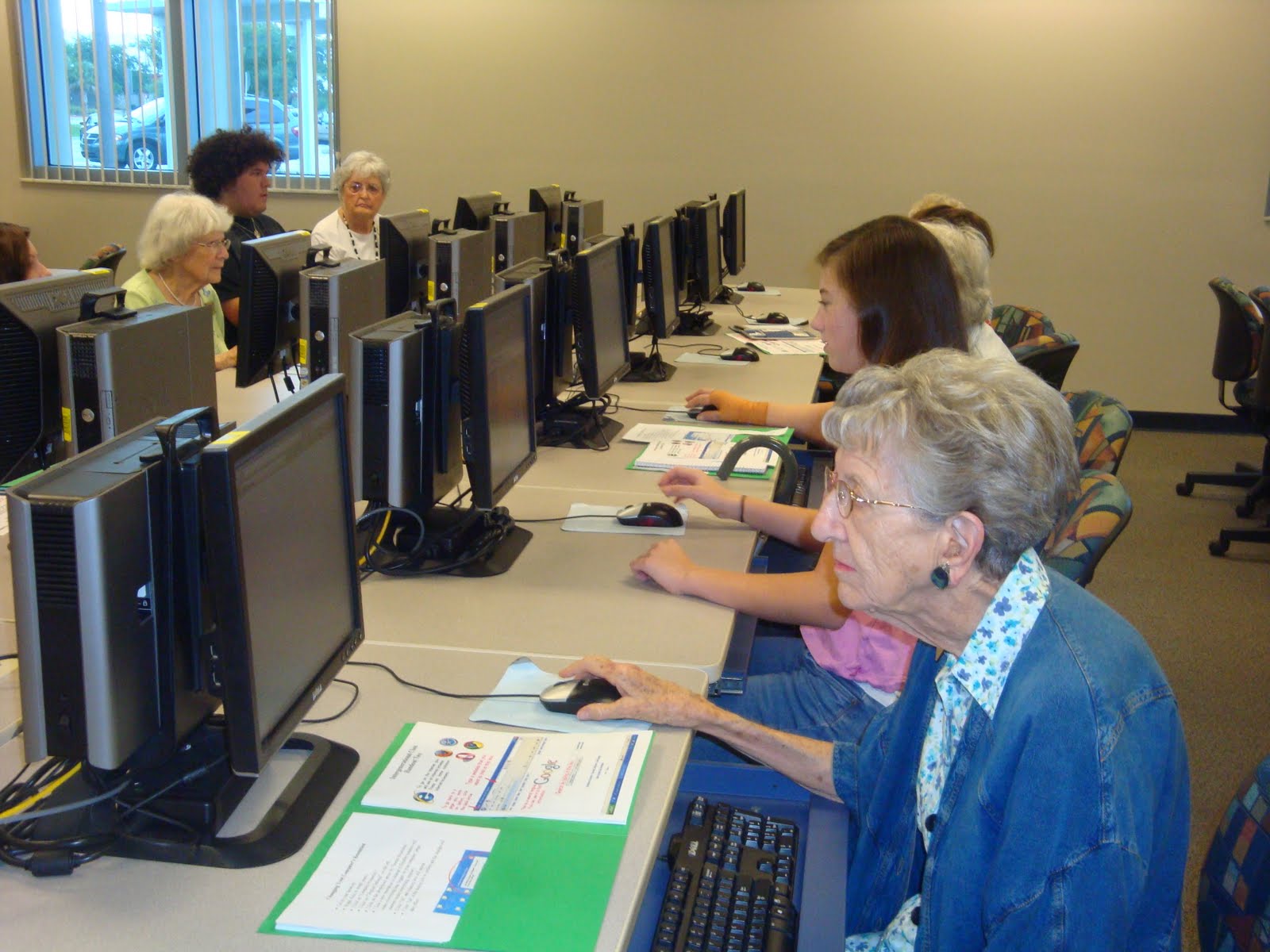 Early birds, early adopters: The best seniors on Twitter