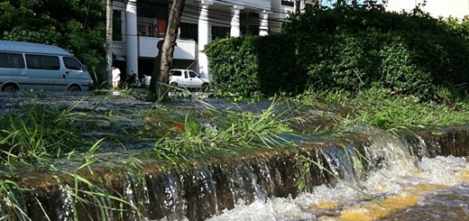 As floods batter Thailand, its citizens turn to the Internet for help
