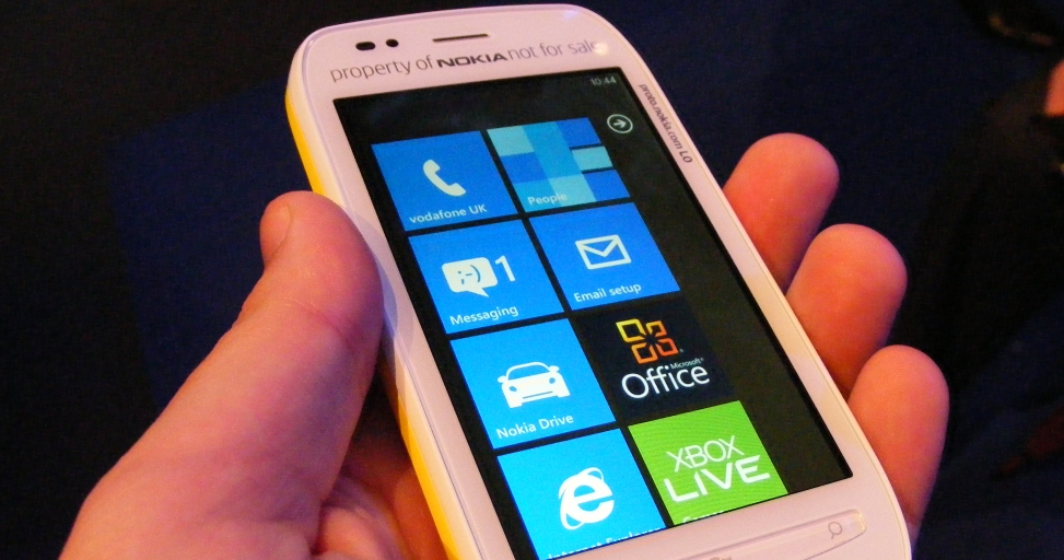 Early indicators show Windows Phone may be selling better than expected
