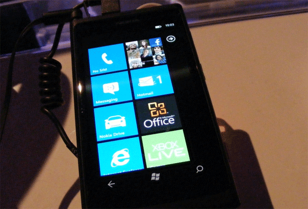 Heading into the holiday rush, Microsoft’s mobile market share moved in one direction: down