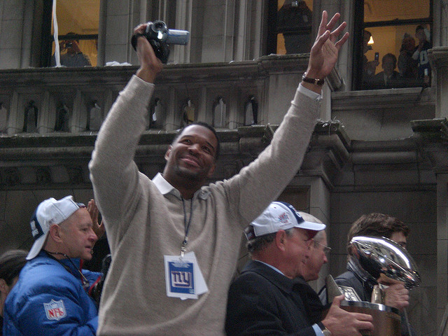 Michael Strahan invades video community app Viddy with #StrayDay