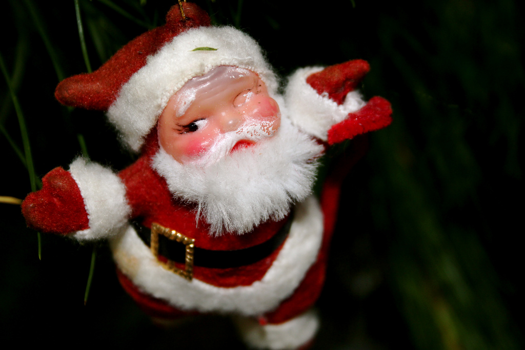 Send a somewhat creepy personalized video greeting from Santa with this iOS app