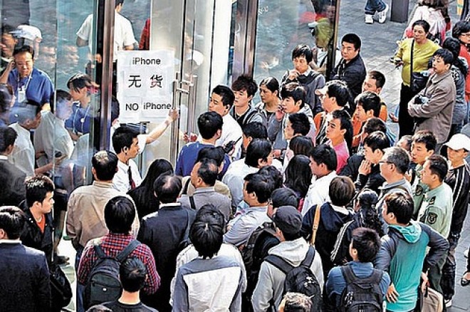Chaos sees one Beijing store close as Apple launches the iPhone 4S in China