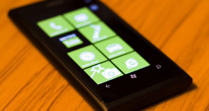 Nokia offering free Lumia handsets to spark developer interest