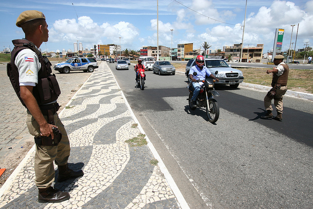 Brazil wants Twitter to close accounts that warn of traffic controls