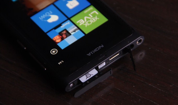 Nokia Lumia 900 ad appears to accidentally out upcoming Windows Phone features