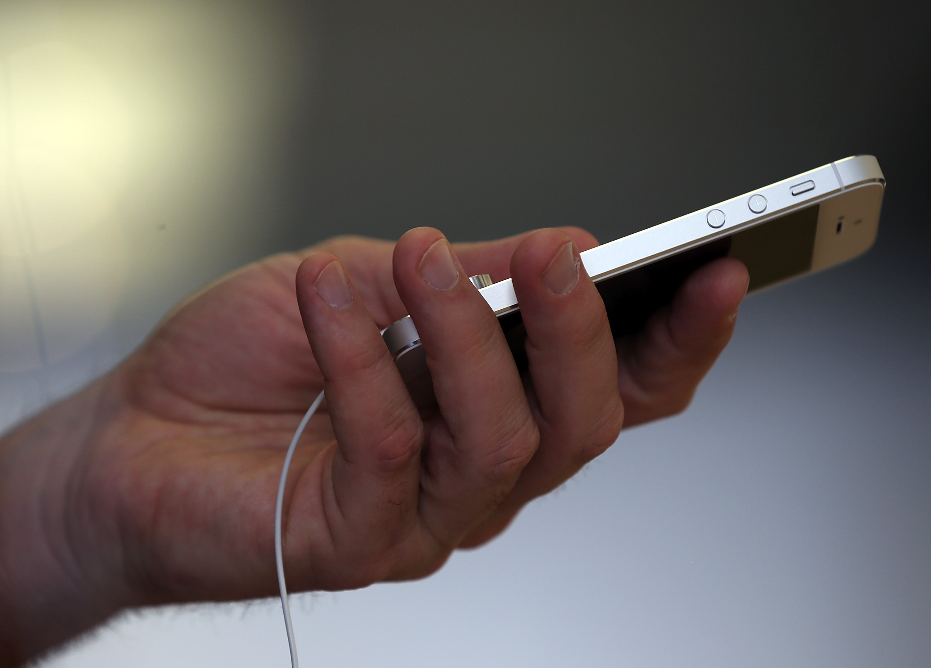 Apple begins shipping Lightning to 30-Pin Adapter orders