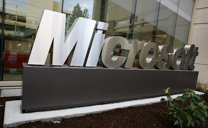 Microsoft’s Surface line of tablets to go on sale at midnight, October 26th