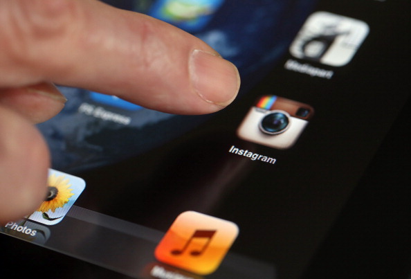 A man shows the smartphone photo sharing