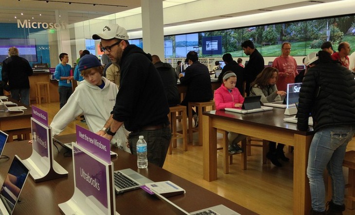 Microsoft is encouraging consumers to play with the Surface Pro at its stores ahead of its launch date ...
