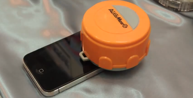 This pint-sized Roomba-like robot cleans your iPad and iPhone’s screen in minutes