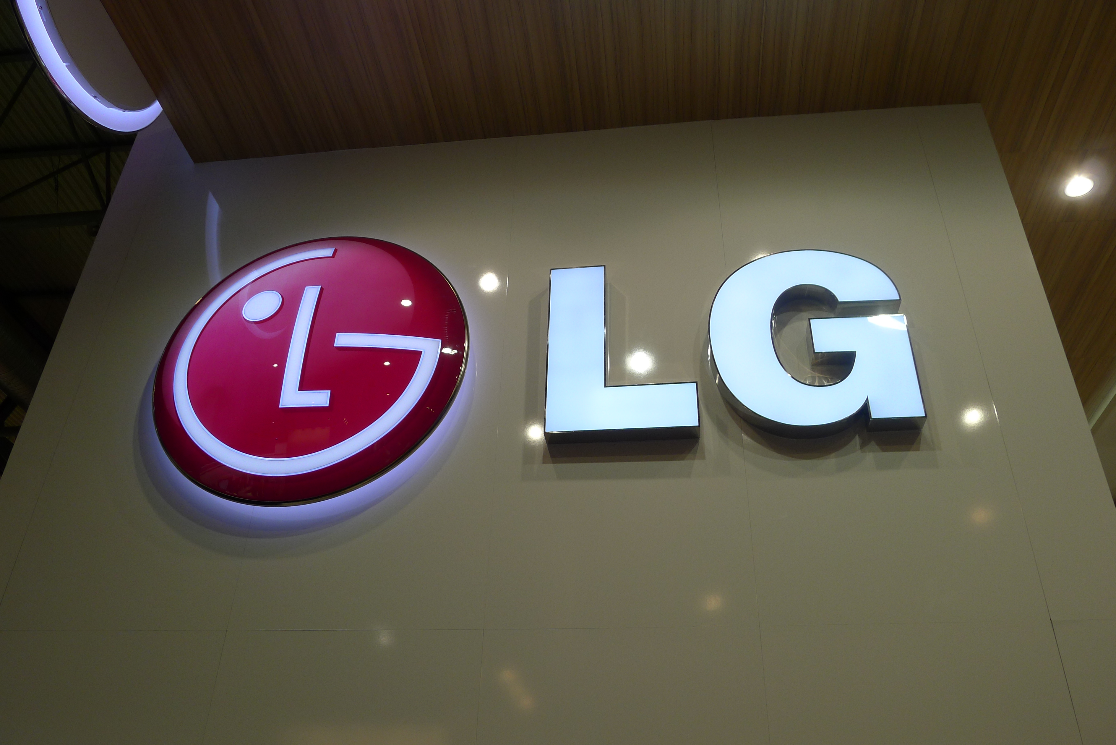 LG launches its G2 smartphone: 5.2-inch, 1080p, Snapdragon 800 processor, rear volume rocker Featured Image