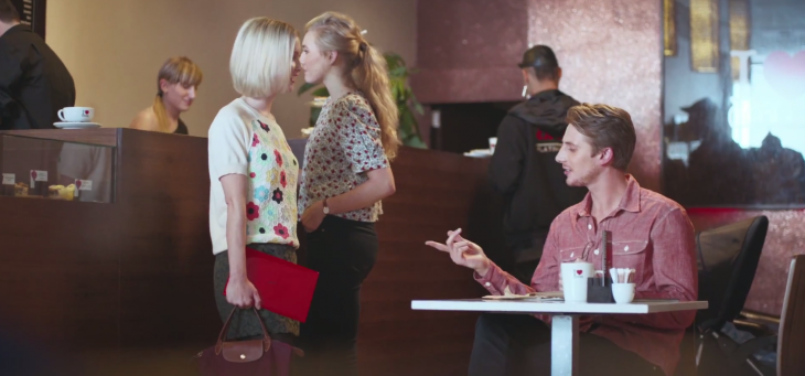 Taking a cue from Microsoft, Nokia is trying to sell the Lumia 2520 by ridiculing the iPad