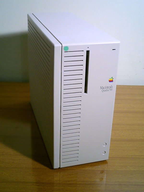 8-Macintosh_Quadra_700