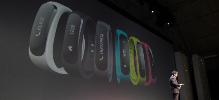 Huawei TalkBand B1 is a fitness and sleep tracker with a Bluetooth 4.1 earpiece for wireless calls
