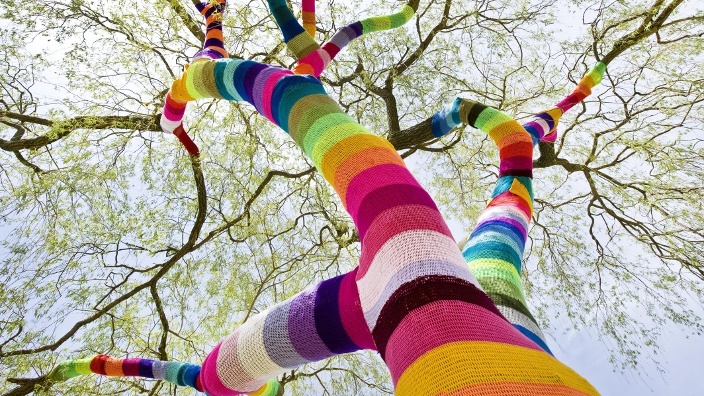 germany_guerilla_knitting_colorful_tree_visual_stage