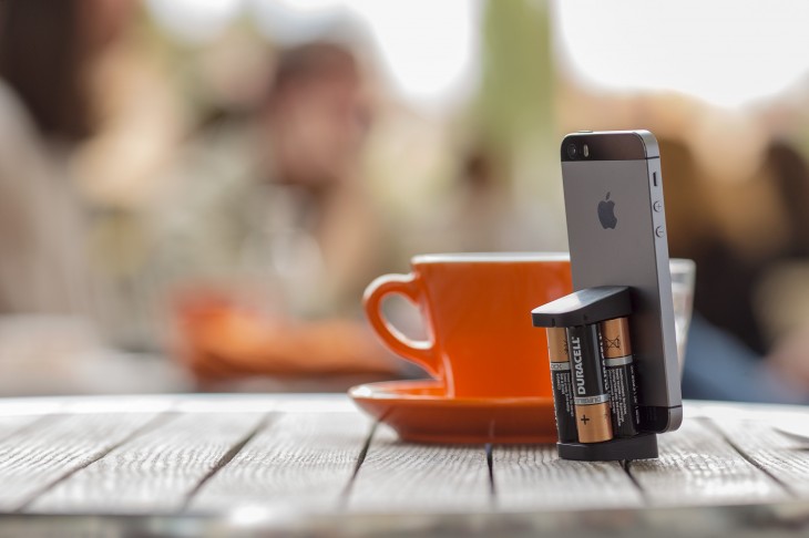 Oivo hits Kickstarter with a tiny iPhone charger powered by four AA batteries