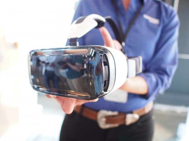 Samsung Gear VR hands-on: The secret lies in a really big smartphone