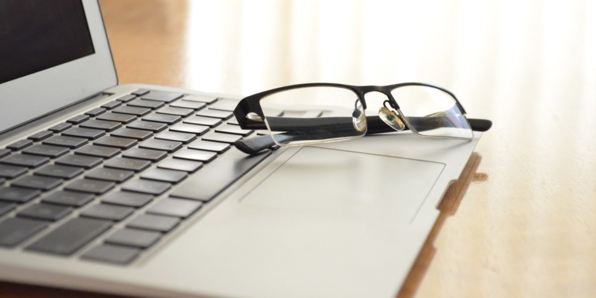 reading_glass_laptop_hires_designerspics