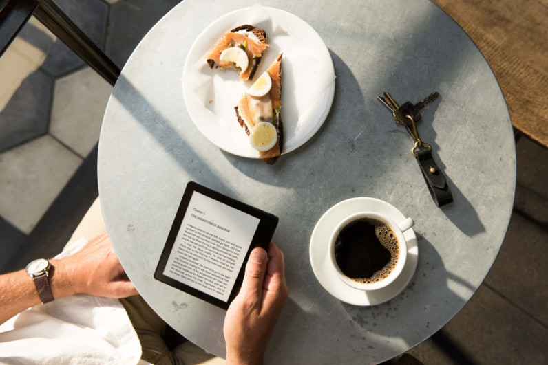 Amazon’s $289 crazy thin Kindle Oasis has a battery cover that adds months of charge