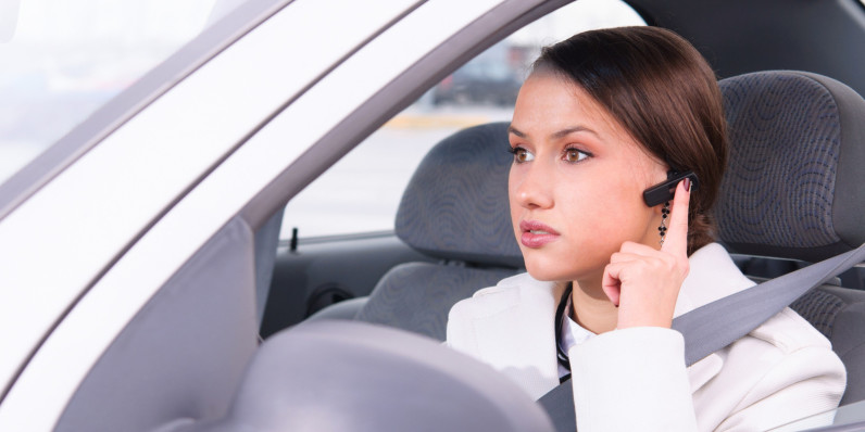 Study: You’re probably just as bad of a driver using a hands-free kit for your cellphone