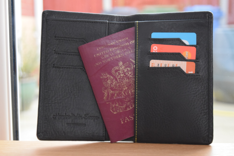 This smart wallet tells you when you’ve been pickpocketed