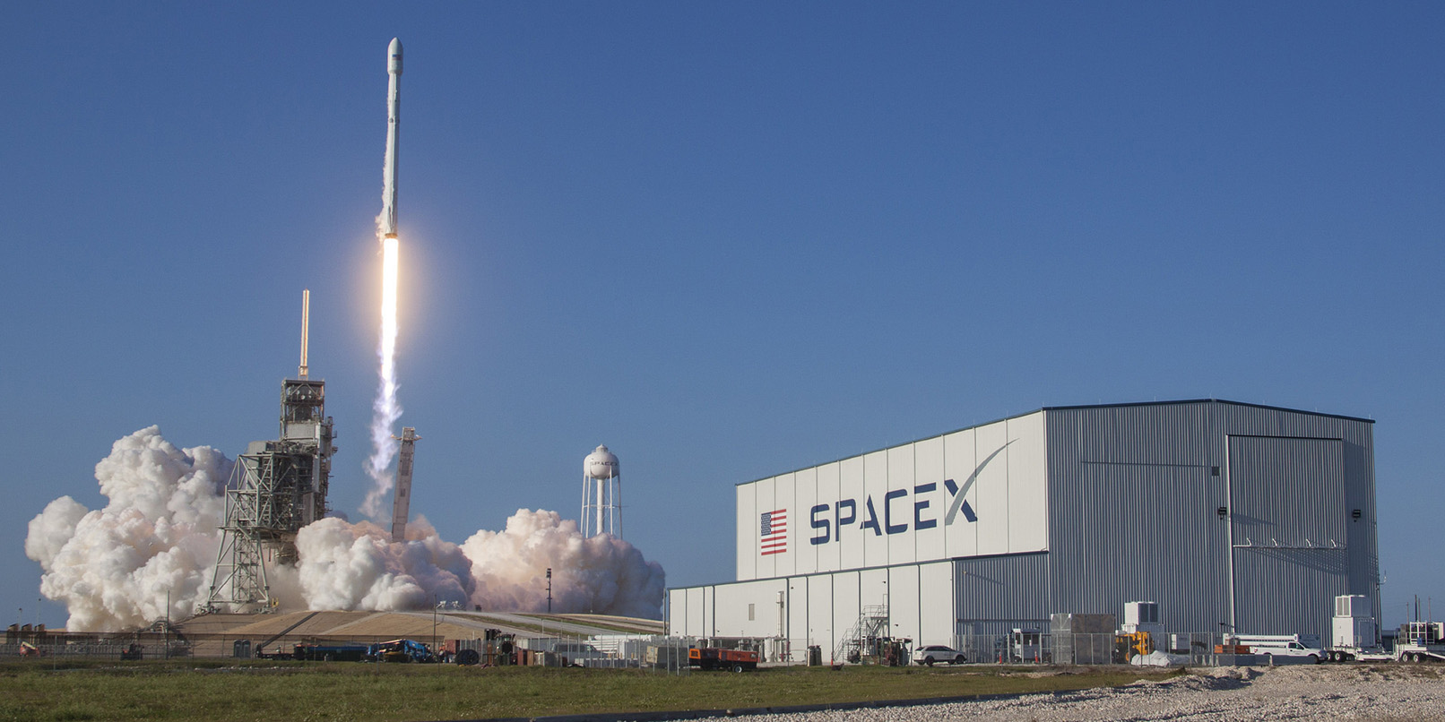 SpaceX plans to blow up a rocket over the Atlantic Ocean next week (and you can watch it live) Featured Image