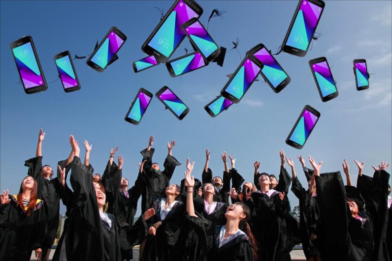 1,000 Dutch schoolkids get a free smartphone to fight isolation