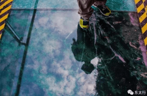 Worst prank ever: 3,800 foot glass walkway ‘cracks’ as you walk on it