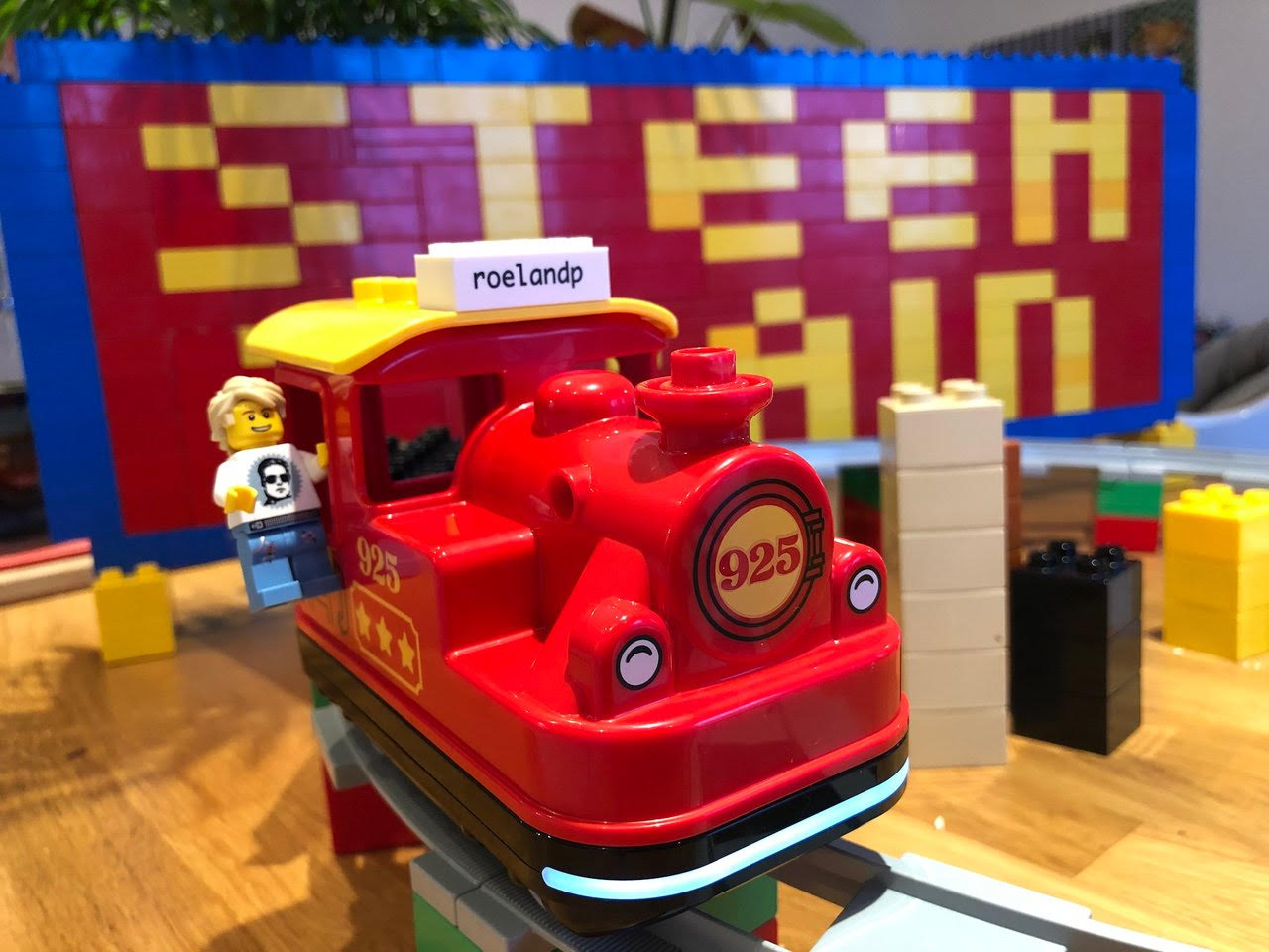 røg bh hav det sjovt Dutch hacker puts his kid's LEGO train on the blockchain