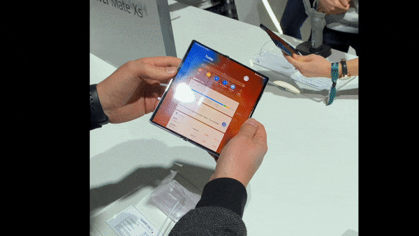 Huawei Mate Xs folding performance