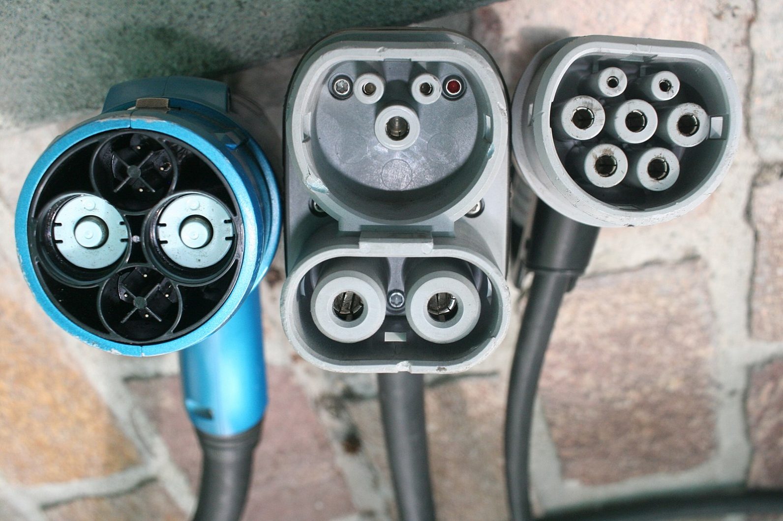 1599px-Chademo-combo2-iec-type-2-connectors-side-by-side-1592x1061.jpg