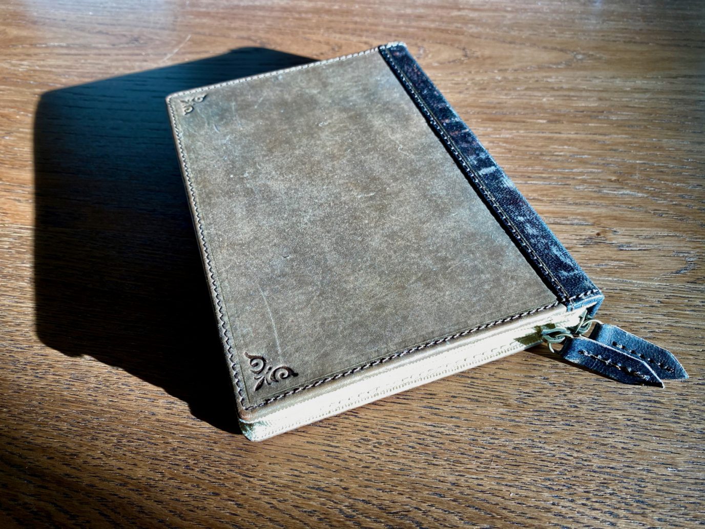 Hide your Kindle SHAME with this case that looks like a REAL book
