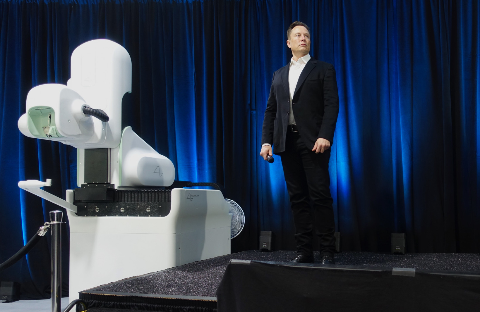Musk hizo una demostración en vivo de un dispositivo Neuralink a principios de este año.