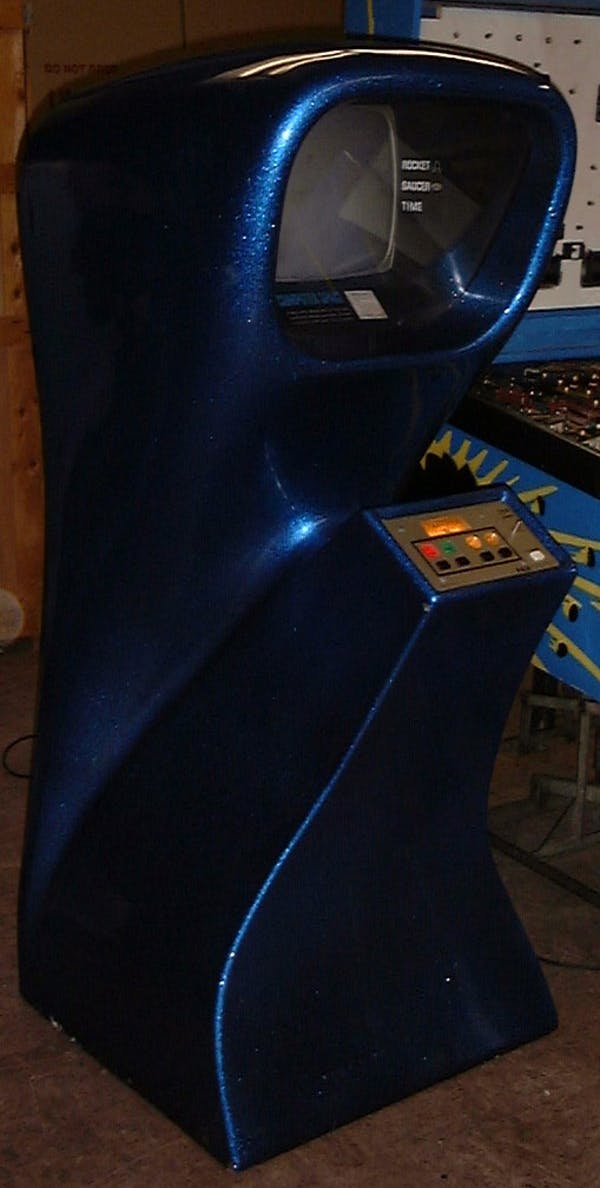 A coin-operated Computer Space game seen next to a pinball machine. Flippers/Wikimedia Commons