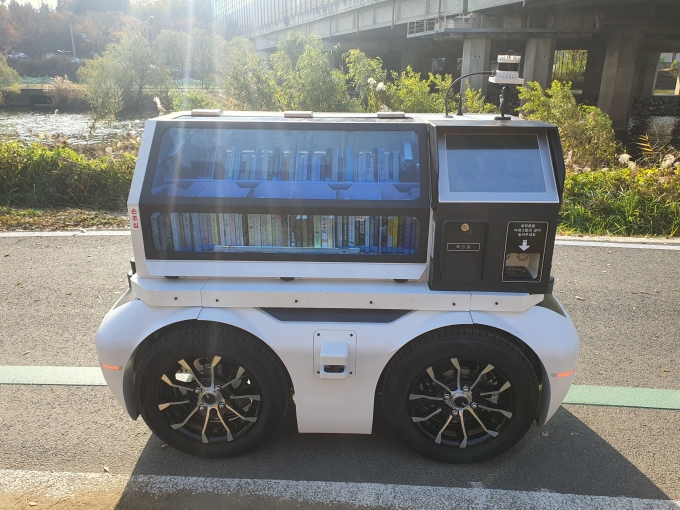 self-driving library robot South Korea