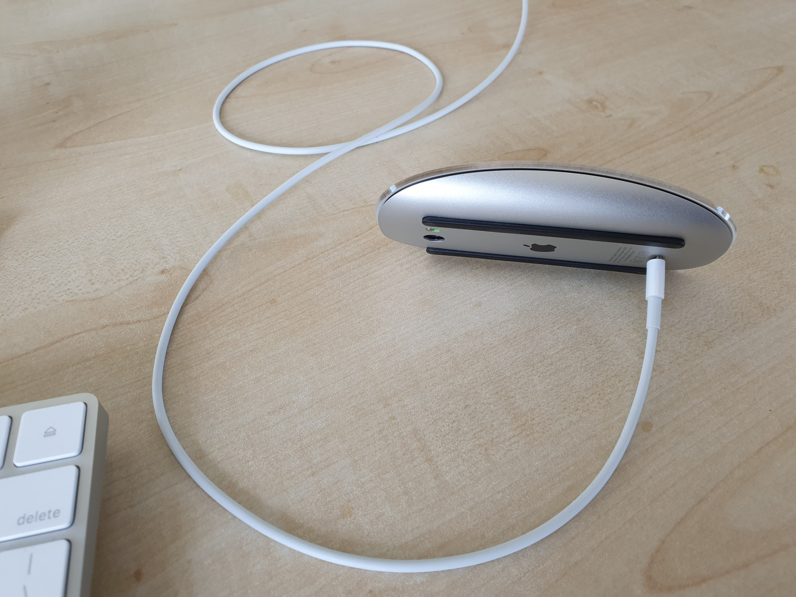 Chargement de la souris Apple Magic Mouse 2