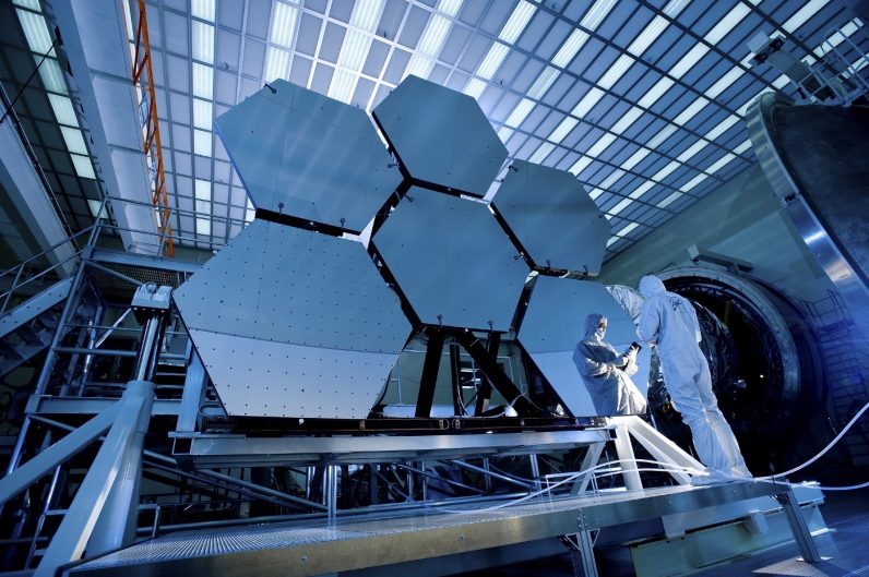 El telescopio espacial James Webb, lanzado el día de Navidad, es una tecnología revolucionaria. Los programas también respaldan cientos de empleos bien remunerados, con una inversión de solo el uno por ciento del uno por ciento del gasto federal. Crédito de la imagen: NASA