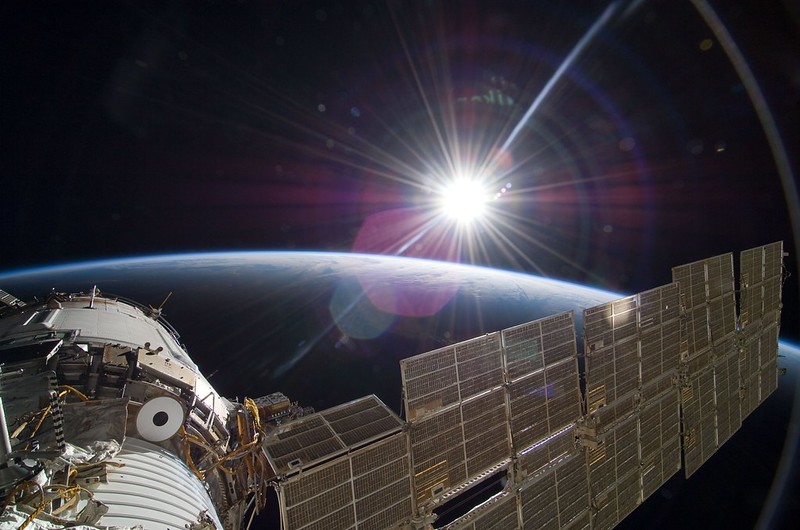 Le soleil éclatant salue la Station spatiale internationale dans cette scène du 22 novembre depuis la section russe de l'avant-poste orbital.