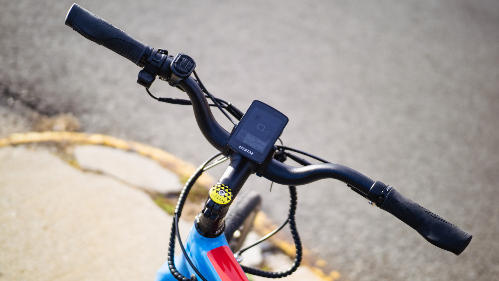 Aventon Soltera e-bike handlebar and display