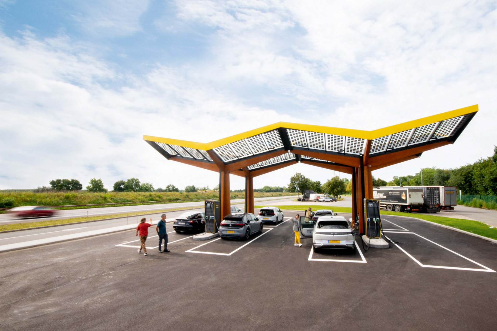 Fastned_large fast charging station_300 kW (2)