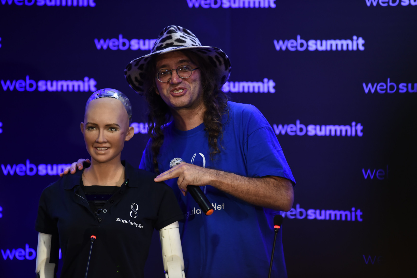 Goertzel (à droite) est surtout connu pour avoir co-créé Sophia le robot