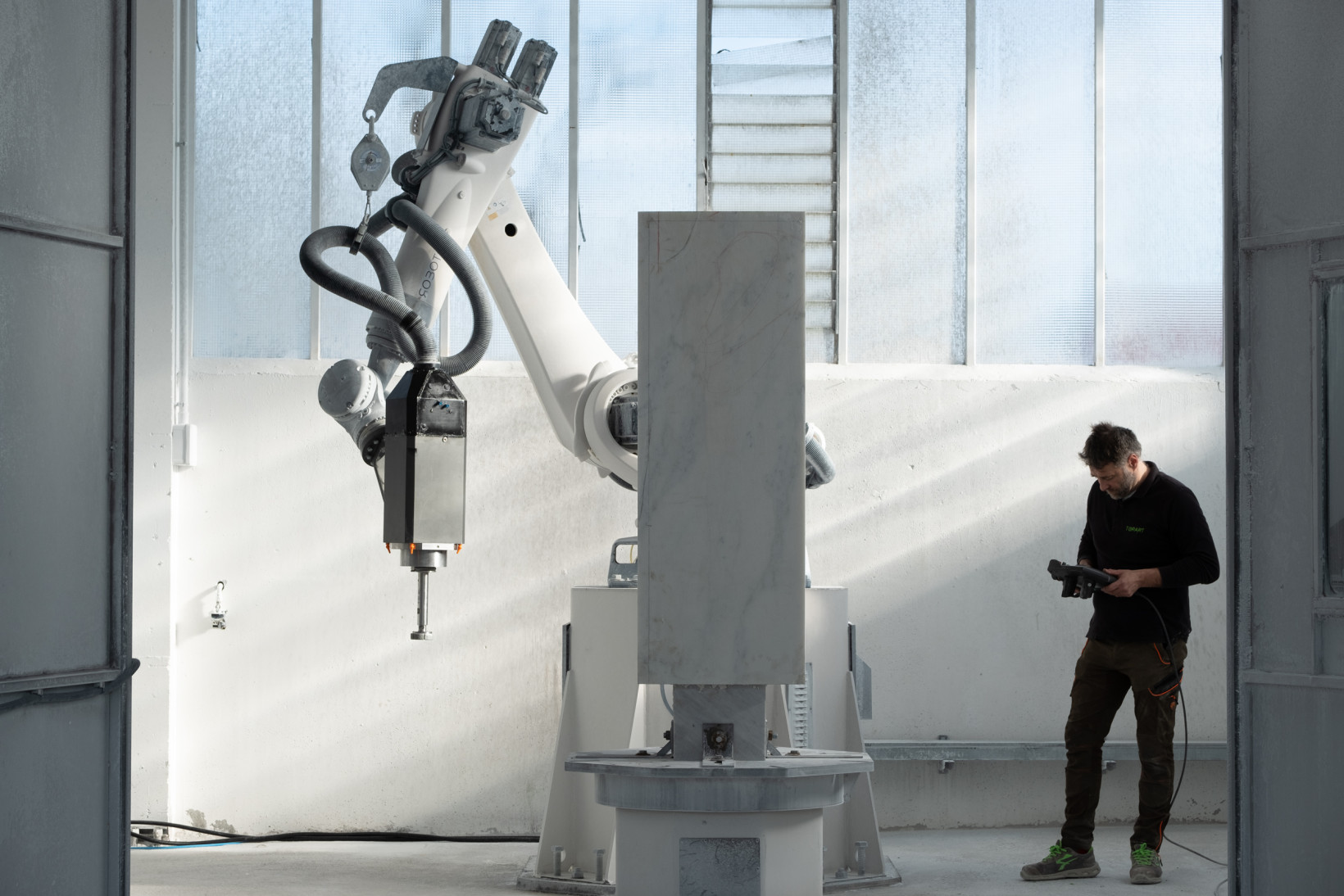 robot creates sculpture